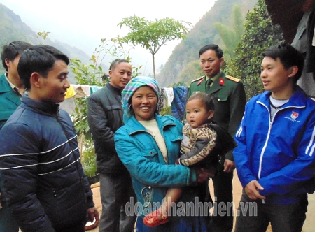 Phó Chủ tịch xã Đàm Đức Đông (thứ nhất bên trái) cùng cán bộ huyện đoàn, ban chỉ huy quân sự huyện Mù Cang Chải trao đổi với bà con